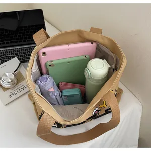 Détail intérieur de sac cabas en toile avec un grand espace de rangement quotidien.