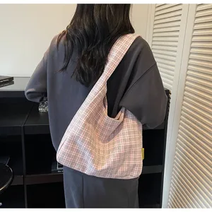 Stylish pink plaid shoulder bag for women, large capacity cozy fuzzy tote bag for autumn and winter daily commute.