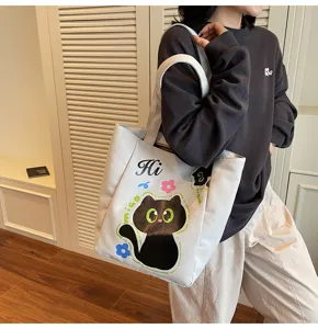 Vue détaillée d'un sac cabas en toile de style japonais mignon avec un chat noir.