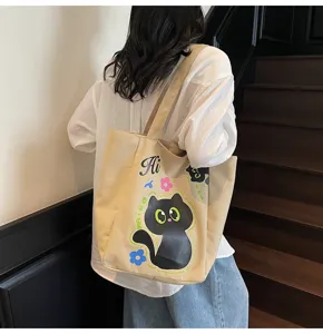 Vue détaillée du sac cabas en toile de style japonais avec impression de chat noir mignon.