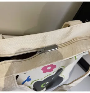 Sac cabas en toile style japonais vue détaillée avec imprimé dessin animé et fermeture éclair.
