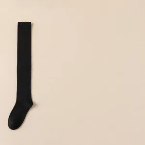 Vista detallada de calcetines largos negros por encima de la rodilla con medidas y detalles.