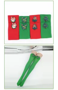 Calze sopra il ginocchio natalizie con dettagli di applique festive e tessuto liscio.