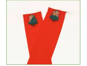 Calze sopra il ginocchio rosse con graziosi inserti in tessuto di alberi di Natale.