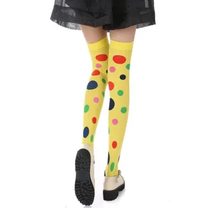 Chaussettes hautes à pois colorés, vue détaillée de chaussettes de clown pour une fête et un costume.