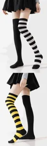Vista detallada de los calcetines altos a rayas colorblock para mujeres en fiestas.