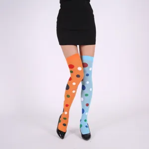 Vue détaillée de chaussettes hautes colorées à pois, parfaites pour les costumes de fête d'Halloween.