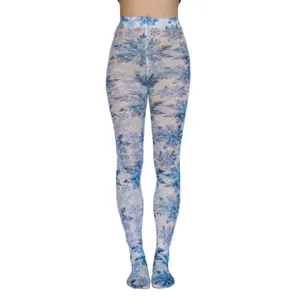 Detaillierte Nahaufnahme der blauen Schneeflocken Strumpfhose für Damen mit feinem Muster.