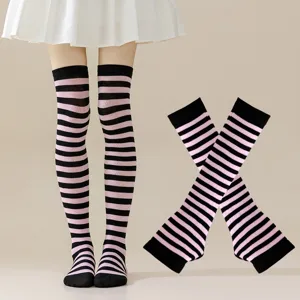 Conjunto de calcetines altos y guantes a rayas negro y rosa para mujer fiesta vista detallada