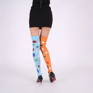 Vue détaillée de chaussettes hautes à pois colorés pour fêtes et soirées costumées.