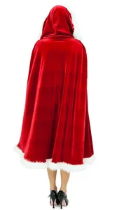 Rode fluwelen cape met capuchon achterkant detail, zachte witte nepbont rand voor feest.