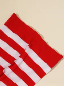 Vista de detalle cercana de la textura de punto a rayas rojas y blancas para medias