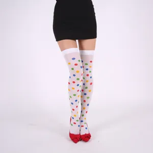 Vue détaillée de chaussettes hautes blanches pour femmes avec motif à pois colorés.