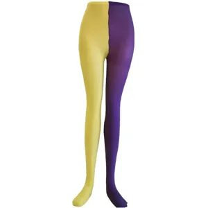Medias bicolor en amarillo y morado en detalle, perfectas para disfraces de carnaval de Halloween.