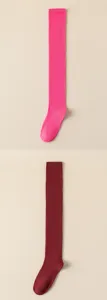 Vista detallada de calcetines altos lisos, ideales para uso diario o disfraces de cosplay.