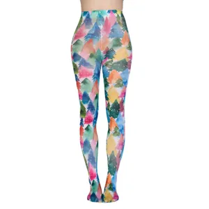Bunte Strumpfhose mit Aquarell Weihnachtsbaum Muster fuer Damen, elastische Feiertagsmode.