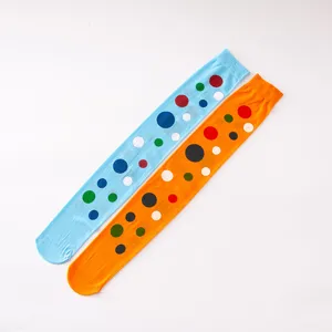 Bas longs à pois colorés parfaits pour les costumes de fête et accessoires d'Halloween.