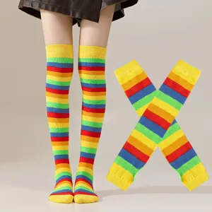 Calcetines altos a rayas de colores vista detallada, ideales para fiestas y disfraces.