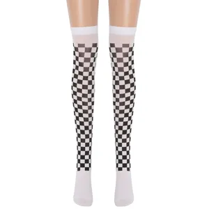 Chaussettes hautes à carreaux noirs et blancs, vue détaillée du motif pour soirées.