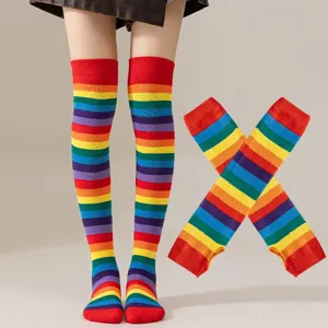Chaussettes hautes rayées arc-en-ciel pour femmes, parfaites pour les fêtes et le quotidien.