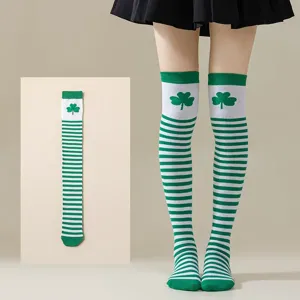 Calze alte a righe verdi e bianche con trifogli stampati, perfette per feste e celebrazioni.