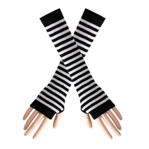Primer plano de guantes sin dedos a rayas blancas y negras con diseño de punto.
