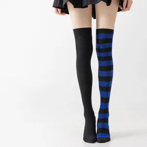Calcetines largos por encima de la rodilla con diseño de rayas y bloques de color.