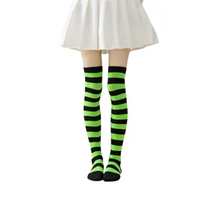 Calcetines altos de rayas negras y verdes para mujer, perfectos para fiesta de Halloween y cosplay.