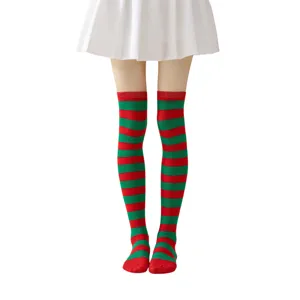 Detalle de calcetines altos de rayas rojas y verdes, ideales para fiestas y disfraces festivos.