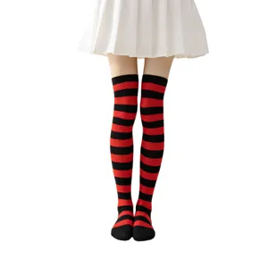 Calcetines altos a rayas rojas y negras para mujer, ideales para cosplay, fiestas y uso diario.
