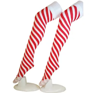 Gros plan de chaussettes de Noël rayées rouge et blanc sur des supports de mannequin.