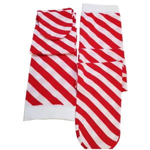 Bas rayés rouge et blanc, chaussettes longues de style festif classique pour femmes.