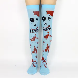 Vista detallada de calcetines altos con estampado de cara de zombi y salpicaduras de sangre.