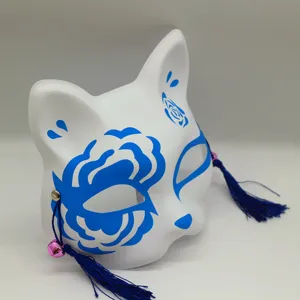 Vue détaillée du masque de renard en PVC blanc avec des motifs floraux bleus et des cloches.