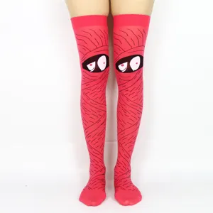 Medias altas rojas de Halloween con estampado de ojos de momia divertidos para fiesta.
