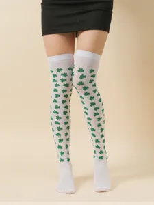 Detalle de primer plano de calcetines altos estampados con trébol verde para San Patricio.