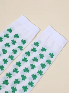 Vista detallada calcetines largos con estampado de trébol verde para fiesta de San Patricio.
