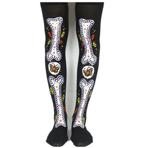 Vista detallada de medias altas con estampado de esqueleto para fiestas de Halloween.