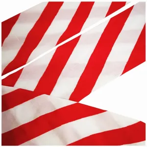 Détail de tissu de bas rayé rouge et blanc, accessoire de mode festif pour la fête.