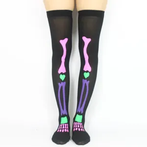 Vista detallada de calcetines altos negros con estampado de huesos de esqueleto para Halloween.