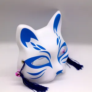 Masque de renard en PVC blanc et bleu de style japonais avec des pompons et des cloches.