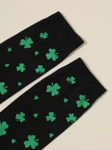 Calcetines altos negros de San Patricio con estampado de trébol verde para fiestas.