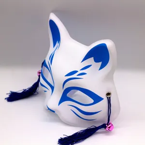 Masque de renard japonais en PVC blanc avec motifs bleus, glands bleus et cloches roses pour fête.