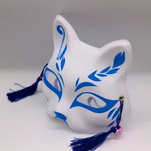 Masque de renard japonais en PVC blanc avec motifs bleus et glands pour fête.