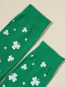 Calcetines largos verdes de trébol para San Patricio, patrón de punto detallado para fiesta.