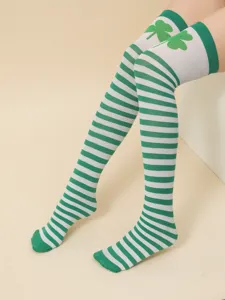 Calcetines altos a rayas verdes y blancas con bonito detalle de trébol, cómodos y con estilo.