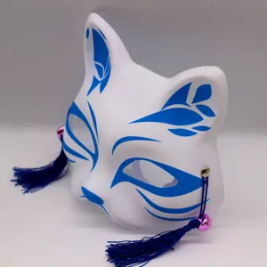 Vue détaillée d'un masque de renard Kitsune japonais en PVC blanc avec des motifs bleus.