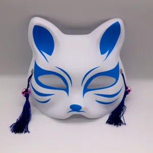 Masque de renard japonais Kitsune en PVC traditionnel avec motif bleu et glands grelots.