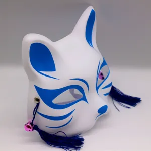 Vue détaillée d'un masque de renard en PVC blanc et bleu de style japonais avec pompons.