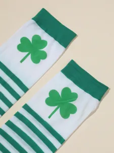 Detalle en primer plano de calcetines a rayas verde y blanco con trébol festivo.
